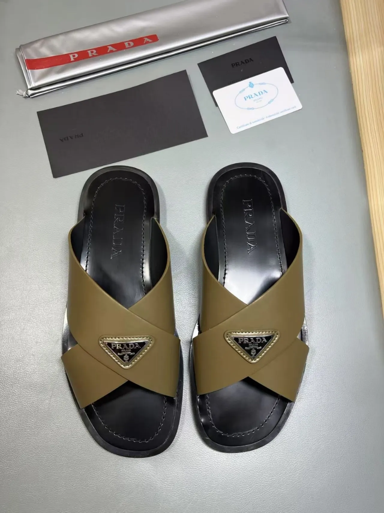 340💰PRADA Prada’s latest slippers are synchronized with the official website. This slipper is made of the brand’s unique and iconic Saffiano leather. The brand logo jumps out from the double straps, and the brand style is clearly visible. Cowhide gives men elegant charm and functional design, making it an ideal choice for vacation and leisure. Size:38-45